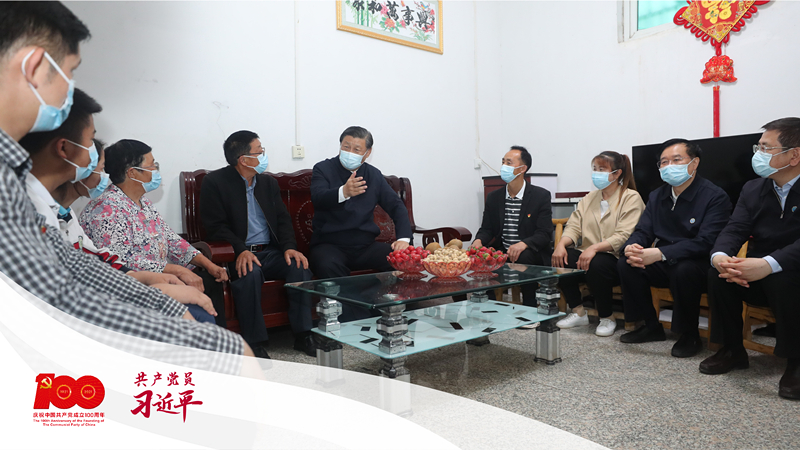 2021年5月13日下午，習(xí)近平總書記在河南省南陽市淅川縣九重鎮(zhèn)鄒莊村，同移民戶鄒新曾一家三代圍坐在一起聊家常。