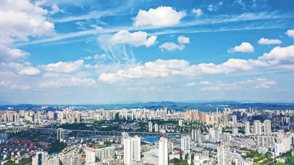 ▲ 荷塘區(qū)上空，白云朵朵。記者 謝慧