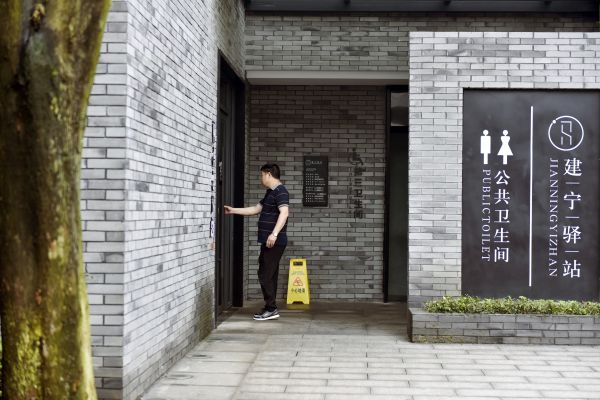 建設(shè)路“建寧驛站”，清早就有居民前往 劉震 攝