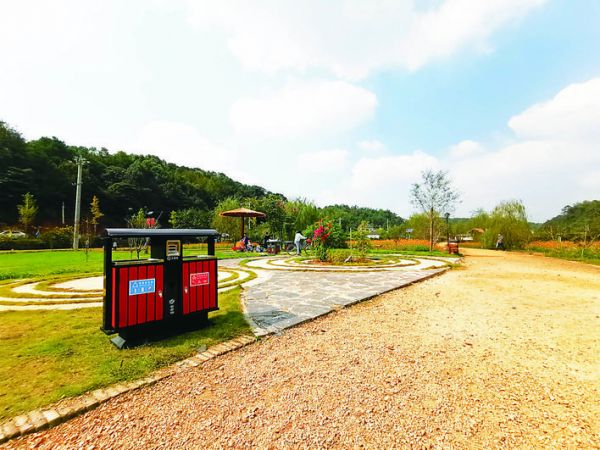 ▲在響水村，隨處可見(jiàn)垃圾桶，方便游客保持環(huán)境衛(wèi)生