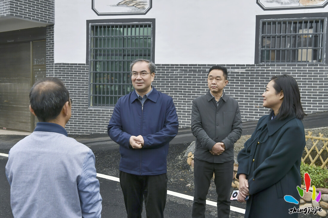 11月29日，市委書(shū)記劉革安在桑植縣洪家關(guān)白族鄉(xiāng)洪家關(guān)村，調(diào)研美麗屋場(chǎng)建設(shè)和鄉(xiāng)村振興相關(guān)工作。全媒體記者 邵穎 攝