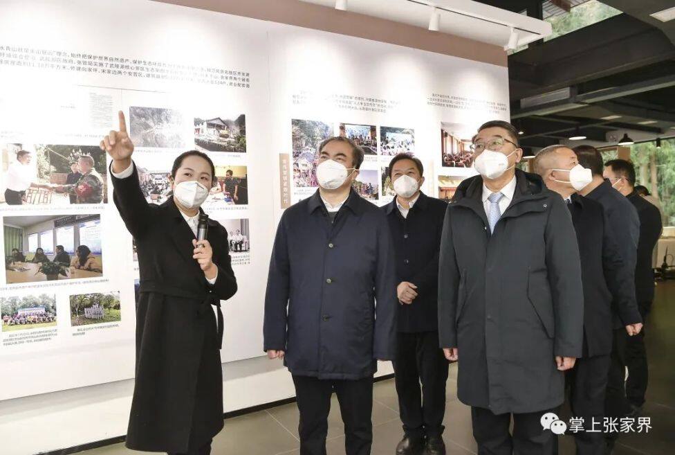 圖為領(lǐng)導(dǎo)嘉賓共同參觀成長(zhǎng)記憶展。全媒體記者 邵穎 攝