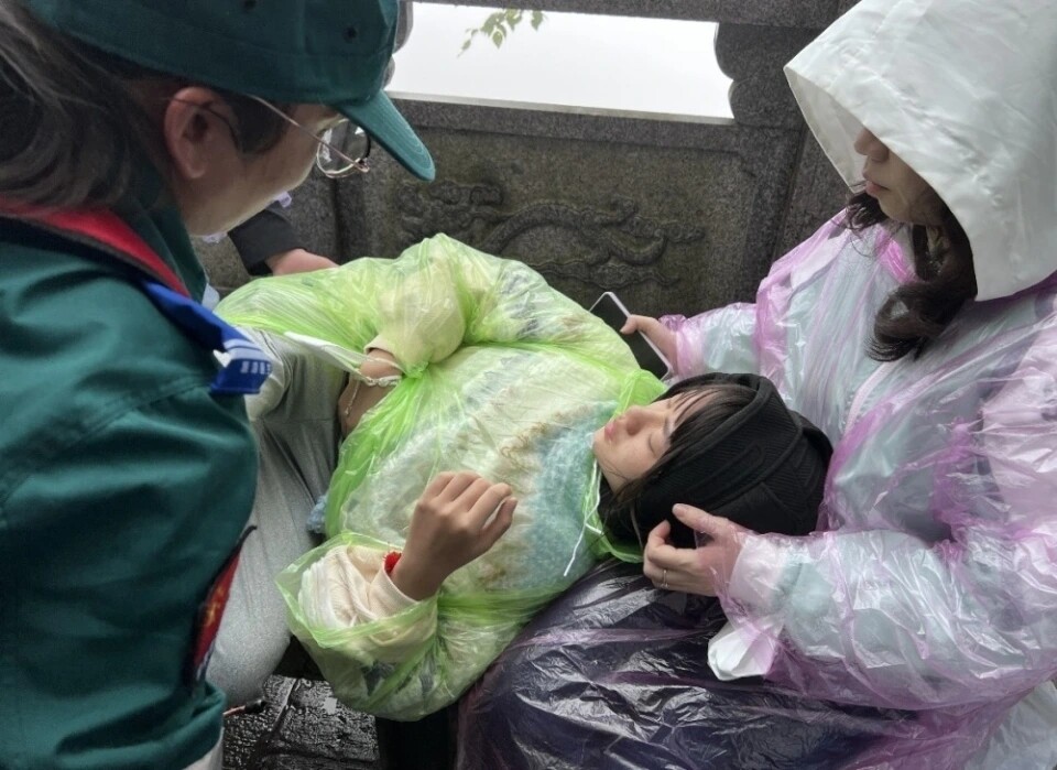 旅游醫(yī)生飛奔數(shù)百臺(tái)階送藥救治小游客。 朱鐵華 攝