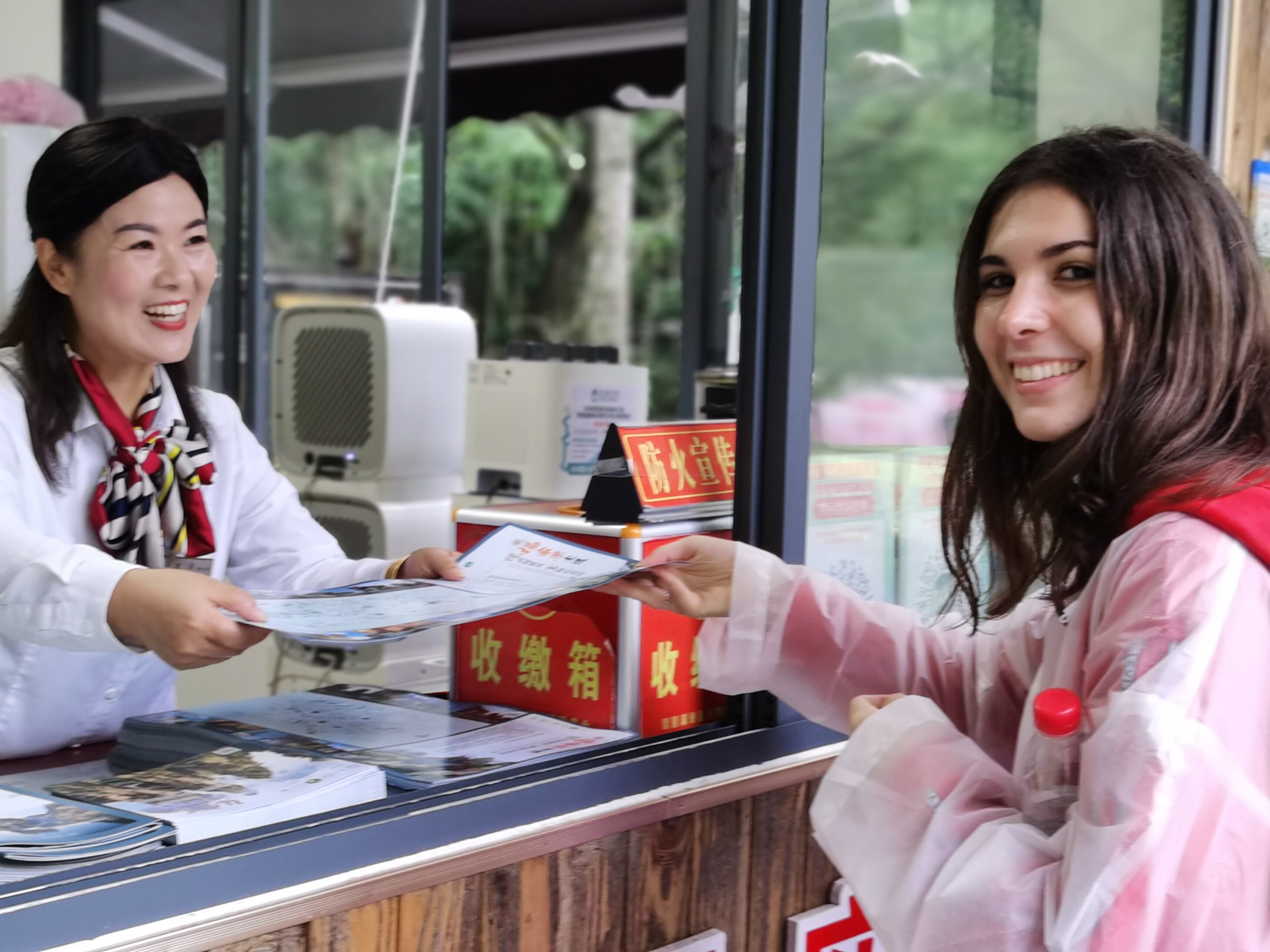 10月1日上午，張家界國家森林公園老磨灣咨詢臺黨員，微笑為游客提供服務(wù)。張娜 攝
