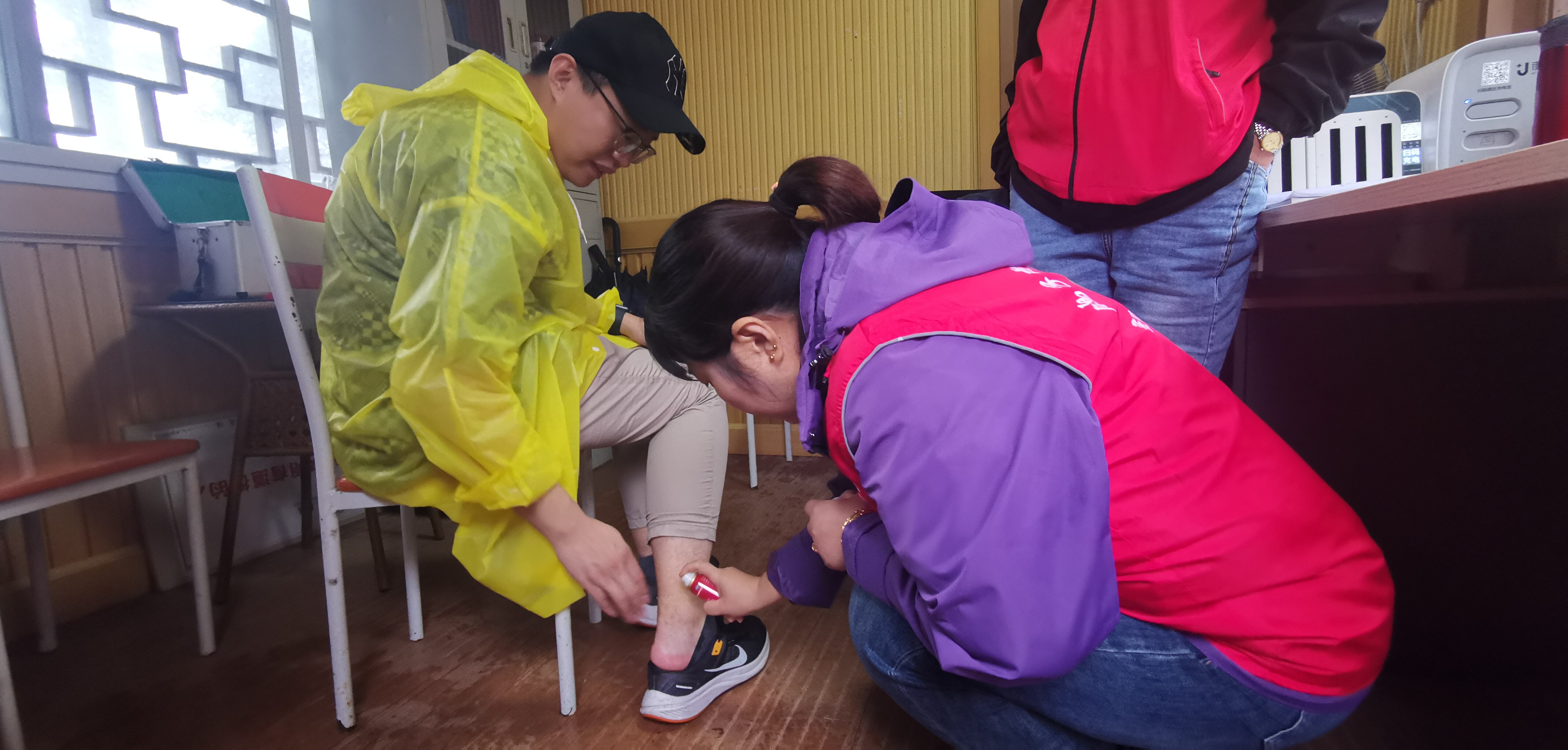 袁家界景區(qū)咨詢臺工作人員為游客處理傷口。張君 攝