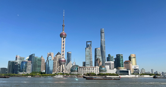 沿蘇州河遠眺陸家嘴城市建筑群。人民網(wǎng) 馬作鵬 攝