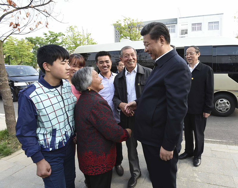 2016年4月25日，習(xí)近平在安徽省滁州市鳳陽縣小崗村看望當(dāng)年大包干帶頭人嚴(yán)金昌（右三）一家。