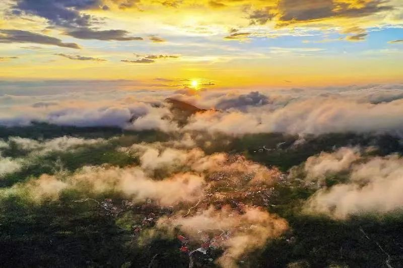 圖為云霧繚繞的軍營村，群山盡翠，紅瓦掩映。廈門市委宣傳部供圖