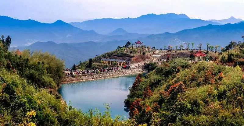 圖為游客們到軍營村七彩池欣賞美景。廈門市委宣傳部供圖