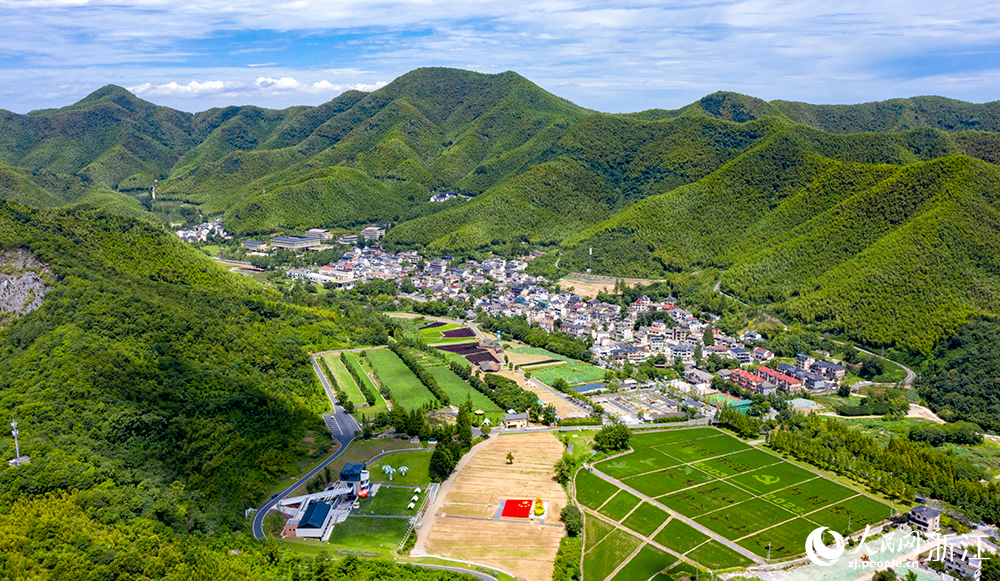 俯瞰余村全貌。人民網(wǎng) 章勇濤 攝